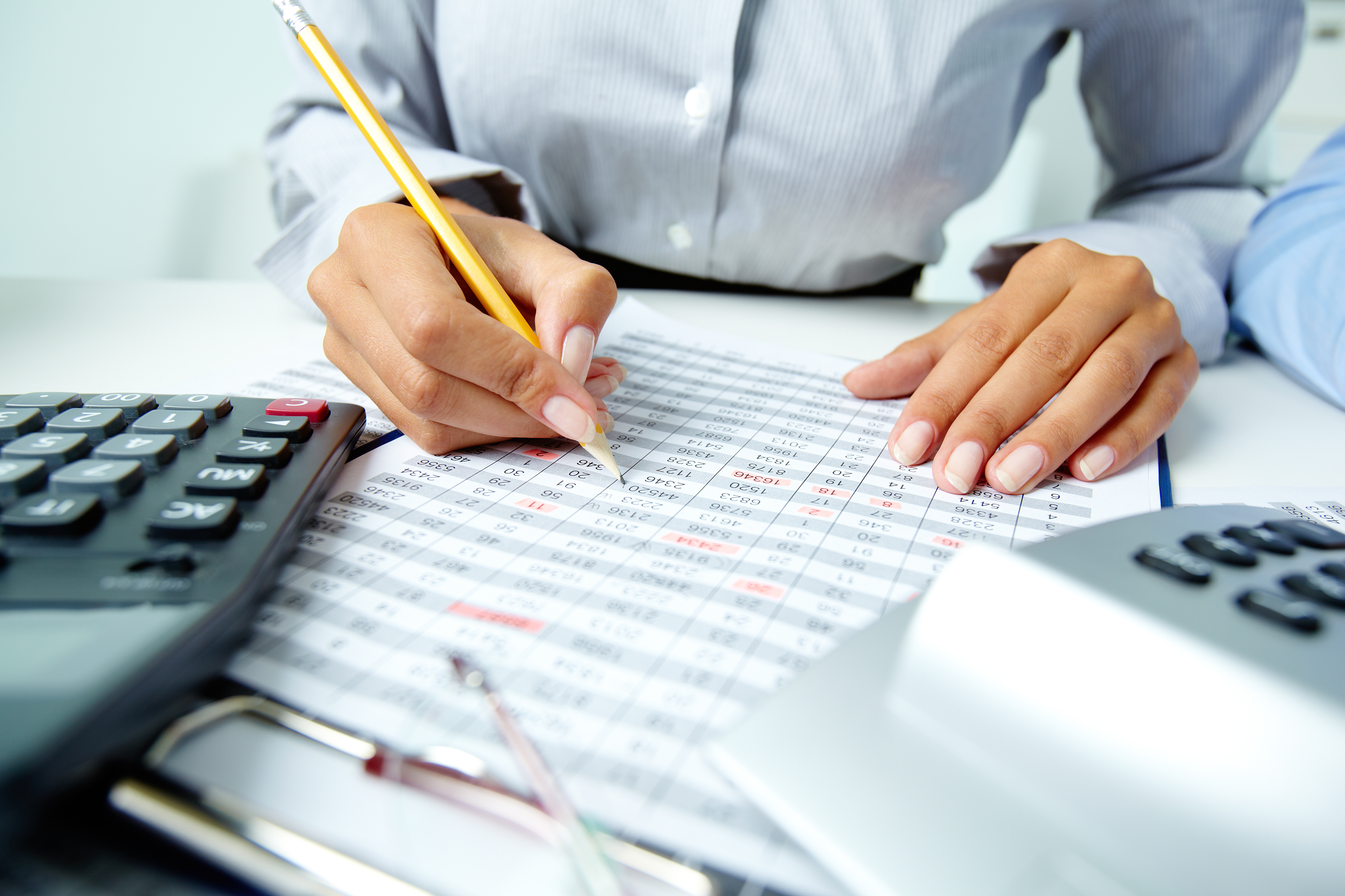 Biuro rachunkowe Wrocław - Spec Tax Group - zblizenie meczacym businesswoman tabele z danymi