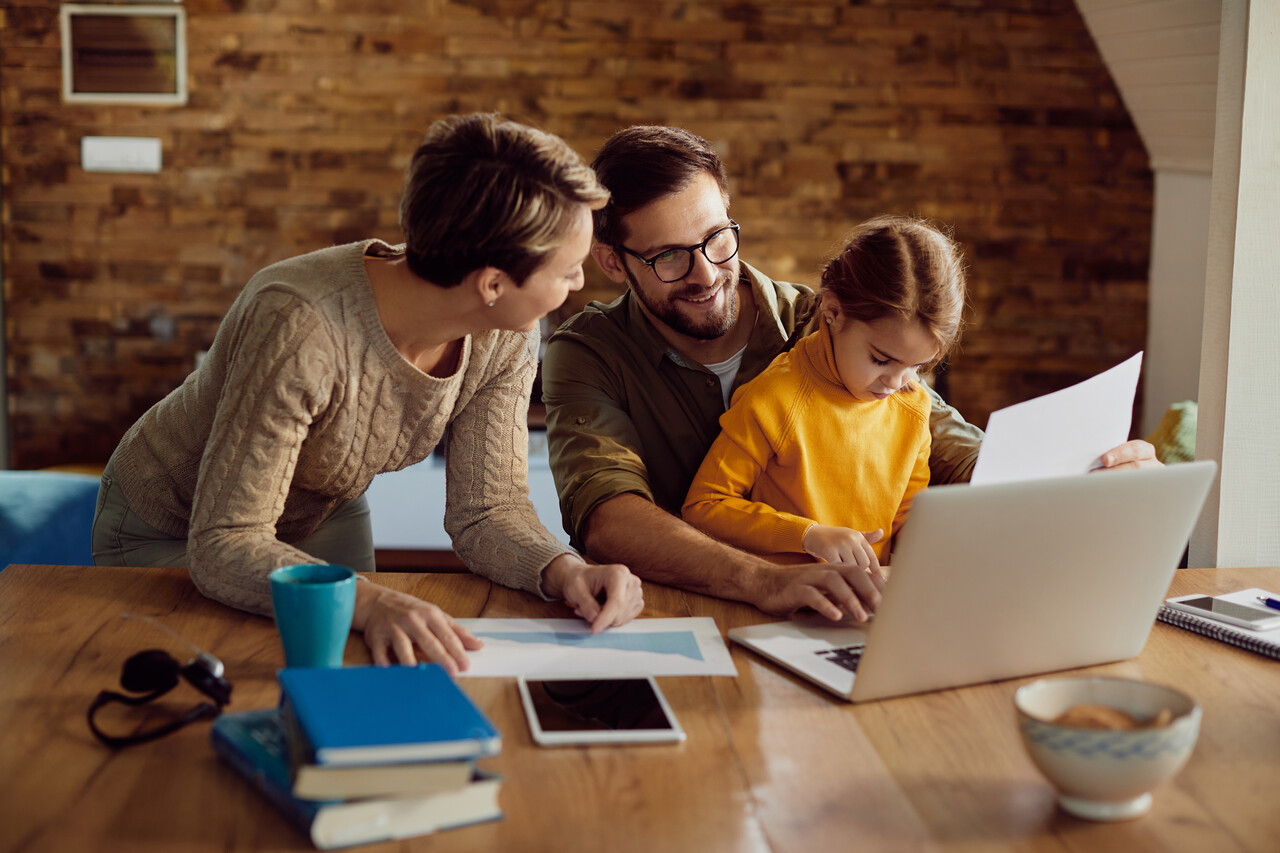 Biuro rachunkowe Wrocław - Spec Tax Group - happy working father using laptop with his family home Easy Resize.com Biuro rachunkowe Wrocław - Spec Tax Group - happy working father using laptop with his family home Easy Resize.com